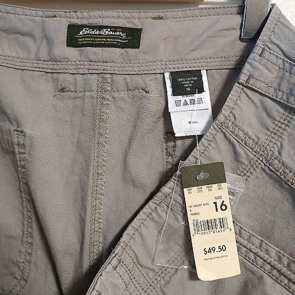 Eddie Bauer Women's Khaki NWT Hiking Cargo Shorts - Picture 3 of 3